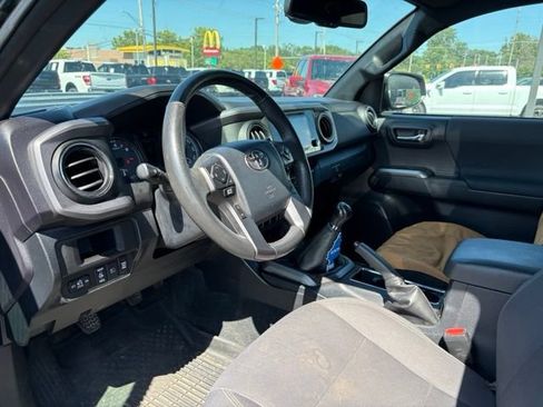 Used 2019 Toyota Tacoma TRD Sport AWD/4WD image 17