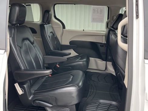 Used 2018 Chrysler Pacifica Touring-L w/ Premium Audio Group FWD image 35