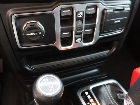 Used 2020 Jeep Wrangler Unlimited Sahara image 24