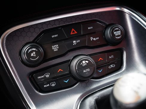 Used 2015 Dodge Challenger R/T Plus RWD image 18