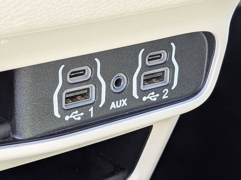 Used 2023 Chrysler Pacifica Touring-L FWD image 22