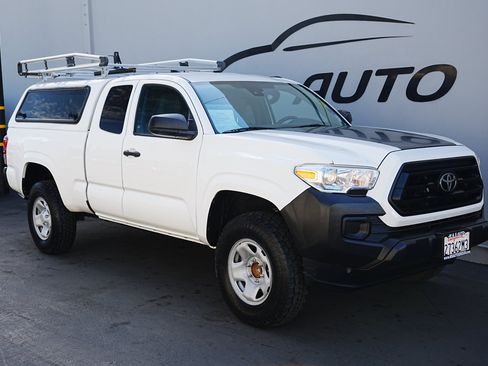 Used 2022 Toyota Tacoma SR image 3