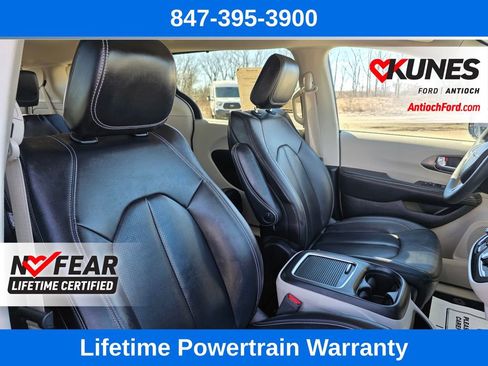 Used 2024 Chrysler Pacifica Touring-L image 38