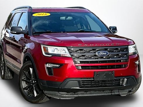 Used 2018 Ford Explorer XLT w/ XLT Appearance Package AWD/4WD image 3