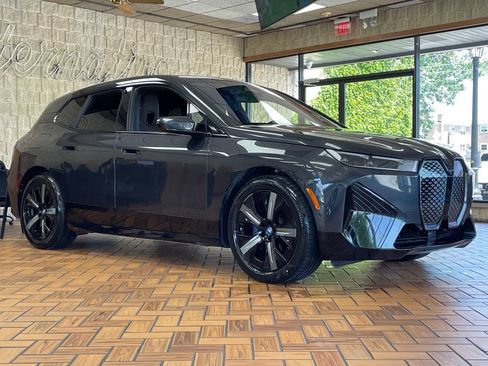 Used 2022 BMW iX xDrive50 w/ Sport Package AWD/4WD image 8