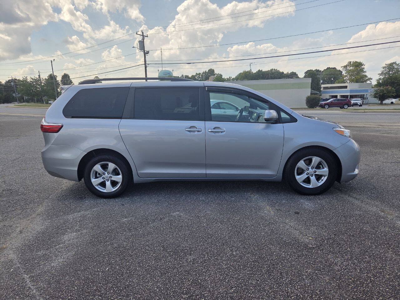 Used 2017 Toyota Sienna LE FWD image 2