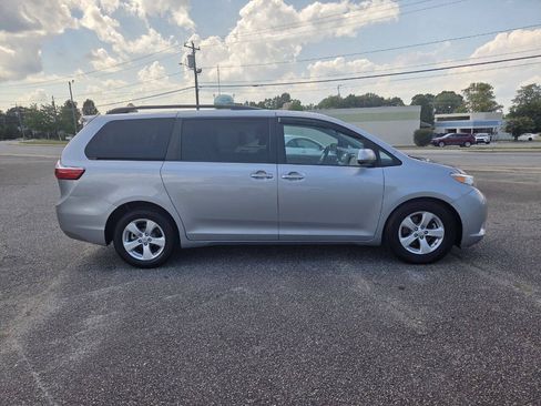 Used 2017 Toyota Sienna LE FWD image 2