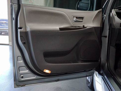 Used 2019 Toyota Sienna XLE Premium FWD image 23