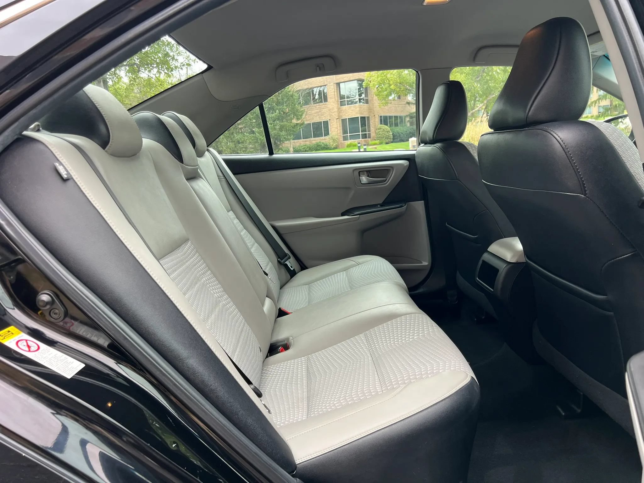 Used 2015 Toyota Camry SE FWD image 18