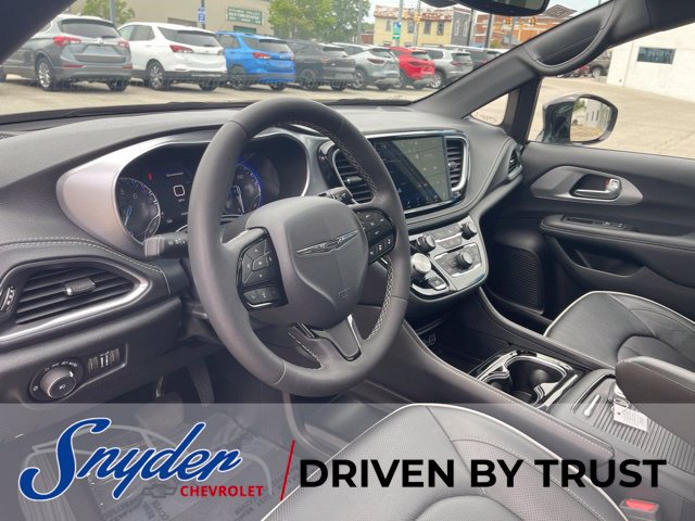 Used 2025 Chrysler Pacifica Limited FWD image 17