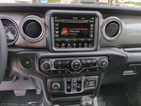 Used 2023 Jeep Gladiator Overland AWD/4WD image 14