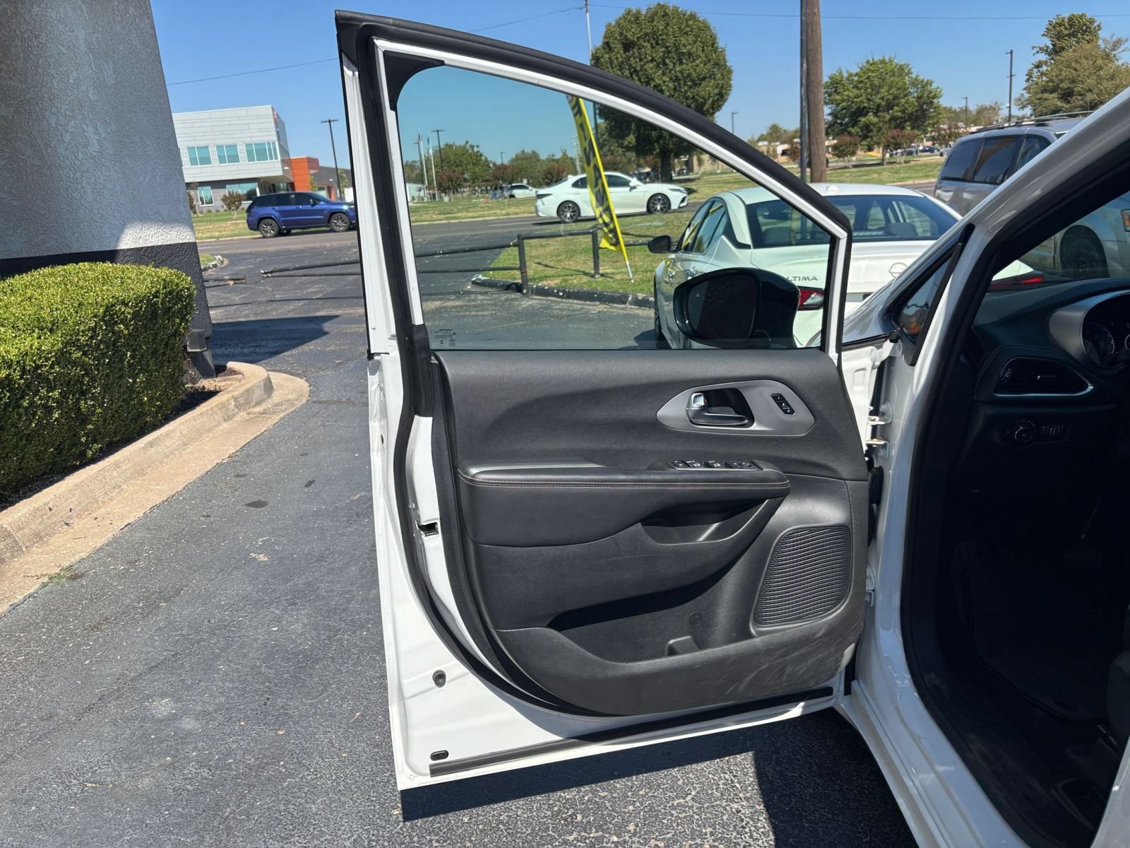 Used 2025 Chrysler Pacifica Limited FWD image 18