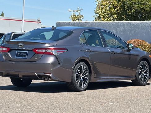 Used 2019 Toyota Camry SE FWD image 2
