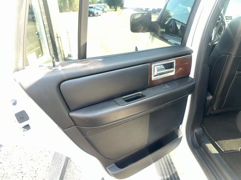 Used 2016 Lincoln Navigator Select AWD/4WD image 16