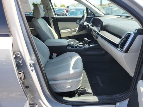 Used 2025 Kia Sorento SX AWD/4WD image 15