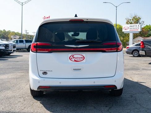 Used 2024 Chrysler Pacifica Touring-L FWD image 4