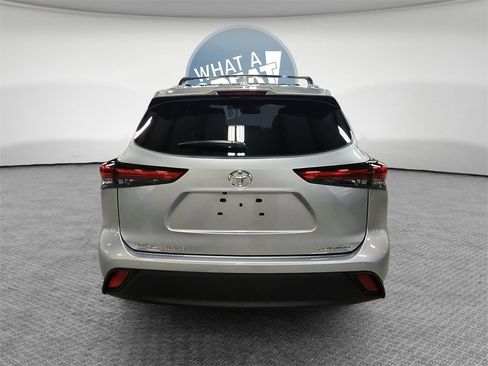Used 2023 Toyota Highlander XLE image 5