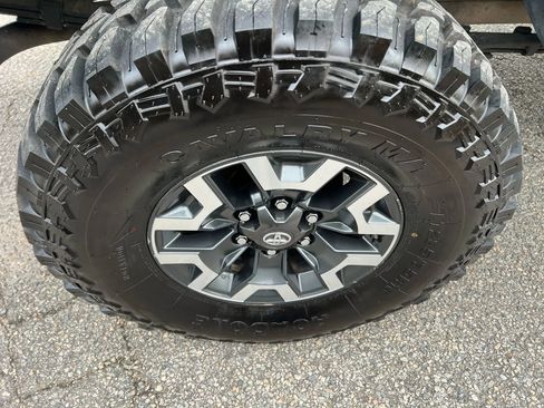 Used 2017 Toyota Tacoma TRD Off-Road image 33