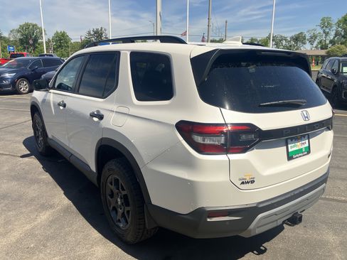 Used 2025 Honda Pilot TrailSport image 5