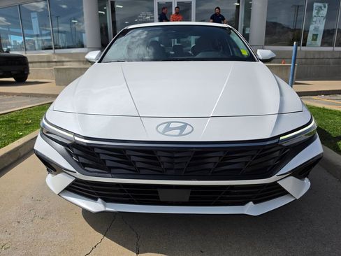 Used 2025 Hyundai Elantra Limited FWD image 2