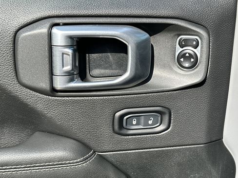 Used 2020 Jeep Wrangler Unlimited Sahara AWD/4WD image 15