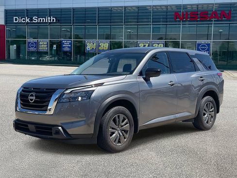 Used 2024 Nissan Pathfinder S image 3