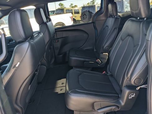 New 2026 Chrysler Pacifica Select FWD image 9