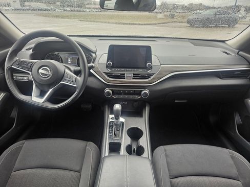 Used 2025 Nissan Altima 2.5 SV image 17