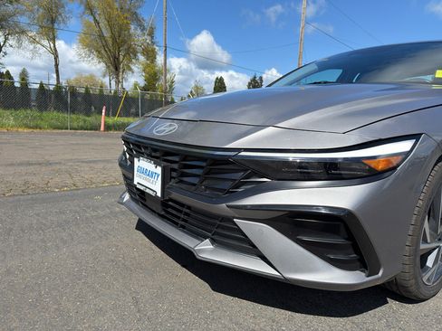 Used 2024 Hyundai Elantra Limited FWD image 5