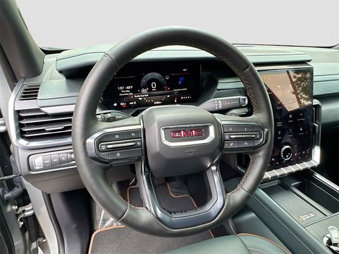 Used 2024 GMC Acadia AT4 w/ Luxury Package image 11