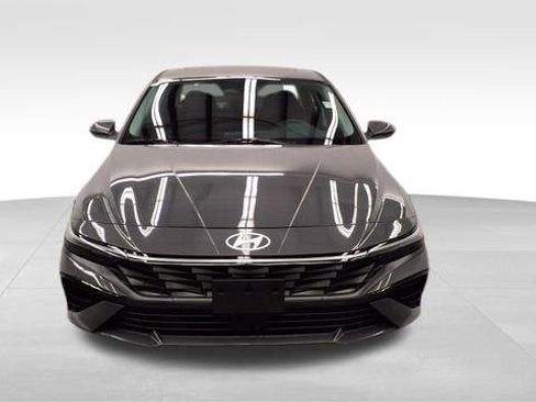 Used 2025 Hyundai Elantra SEL image 2