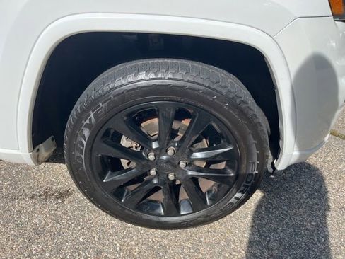Used 2017 Jeep Grand Cherokee Altitude AWD/4WD image 9