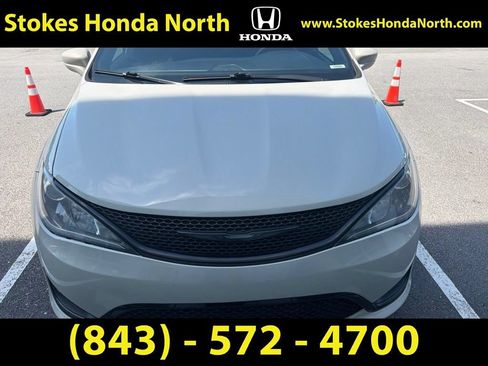 Used 2020 Chrysler Pacifica Touring w/ S Appearance Package FWD image 2