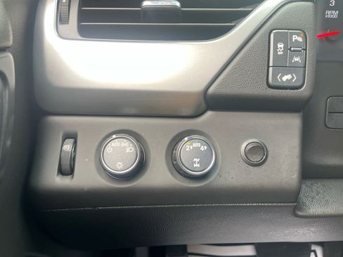 Used 2018 Chevrolet Suburban LT image 20