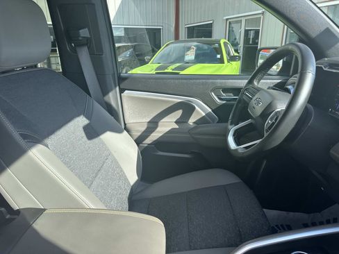 Used 2024 Chevrolet Colorado ZR2 w/ Technology Package image 10