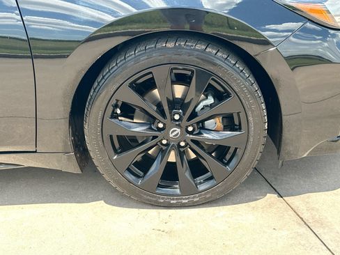 Used 2023 Nissan Maxima SR w/ Sport Mat Group FWD image 10