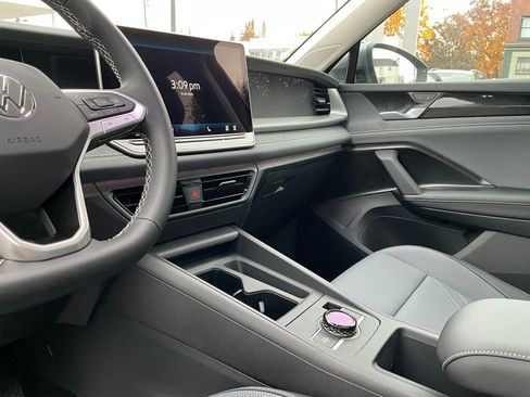 New 2026 Volkswagen Tiguan SE image 18