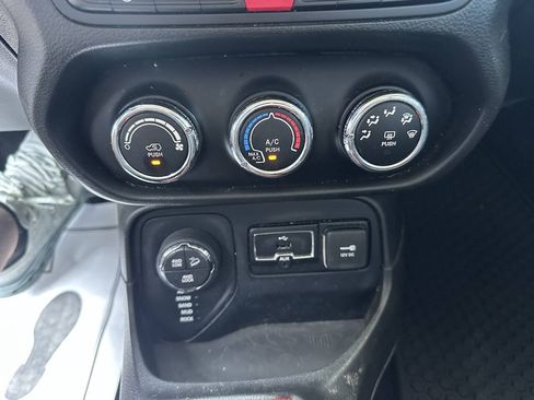 Used 2017 Jeep Renegade Trailhawk AWD/4WD image 13