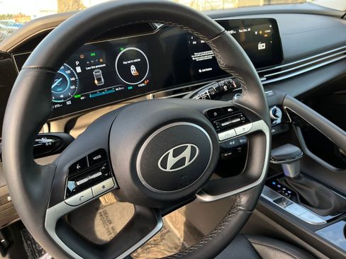 Used 2025 Hyundai Elantra Limited image 28