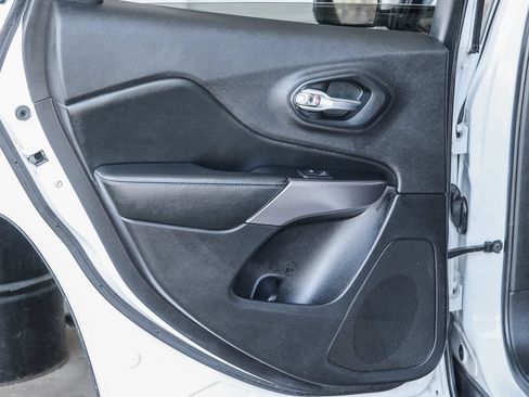 Used 2019 Jeep Cherokee Latitude Plus w/ Comfort/Convenience Group AWD/4WD image 33