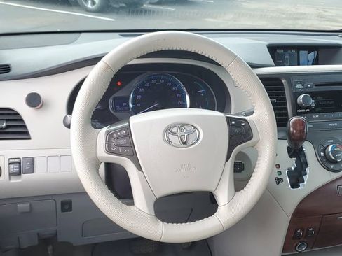 Used 2014 Toyota Sienna XLE image 11