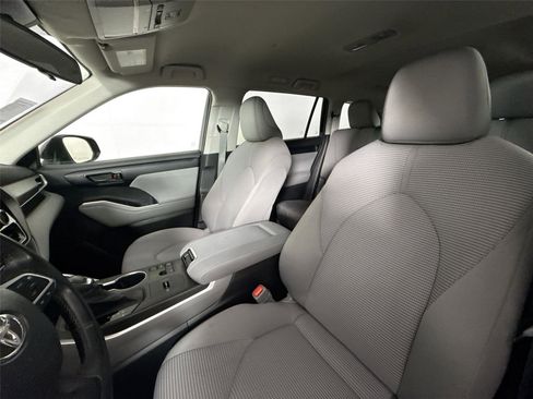Used 2023 Toyota Highlander LE FWD image 3