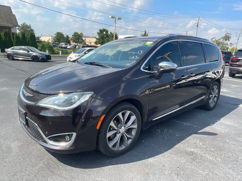 Used 2019 Chrysler Pacifica Limited w/ Tire & Wheel Group FWD image 6