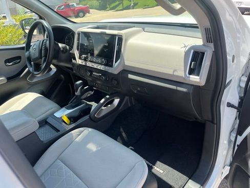Used 2025 Nissan Frontier SV w/ SV Convenience Package RWD image 16