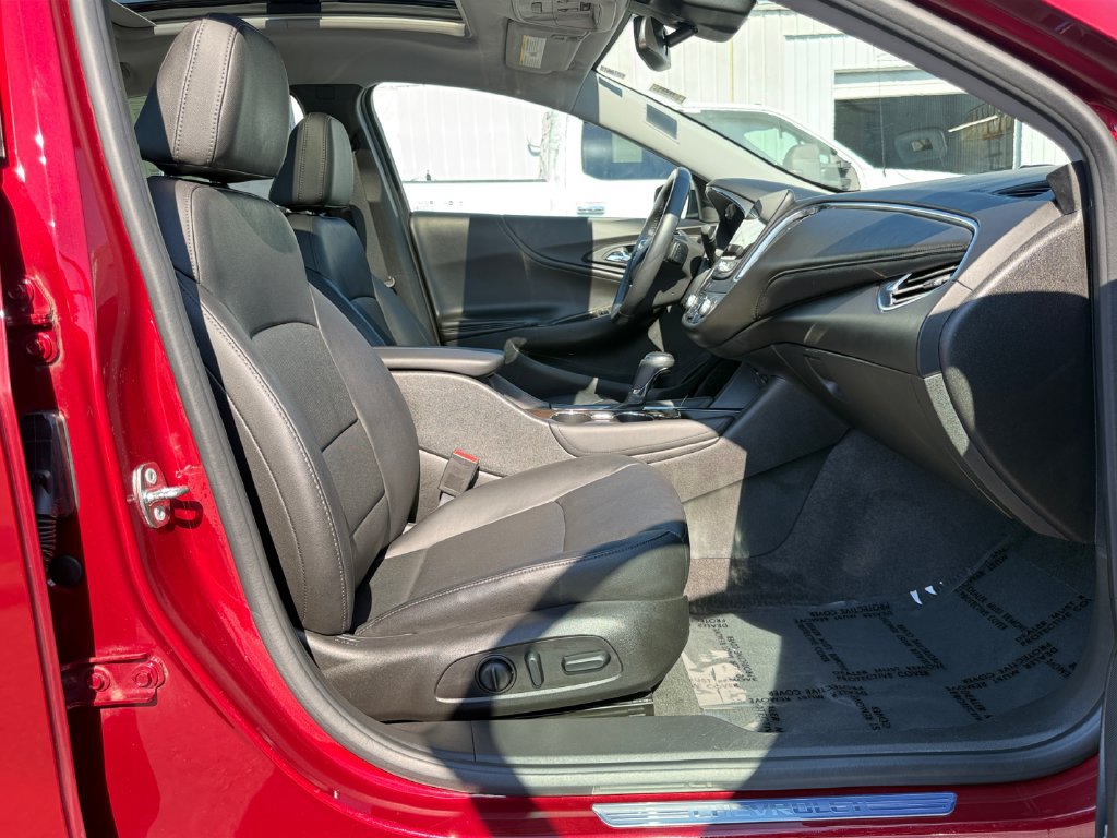 Used 2018 Chevrolet Malibu Premier w/ Premier Sun and Wheel Package FWD image 26