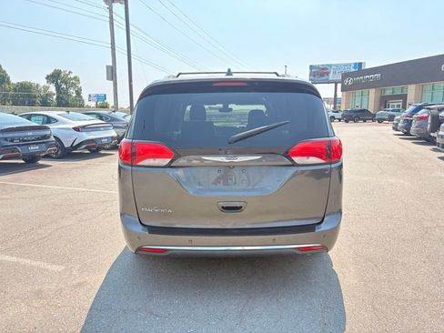 Used 2019 Chrysler Pacifica Touring-L FWD image 6