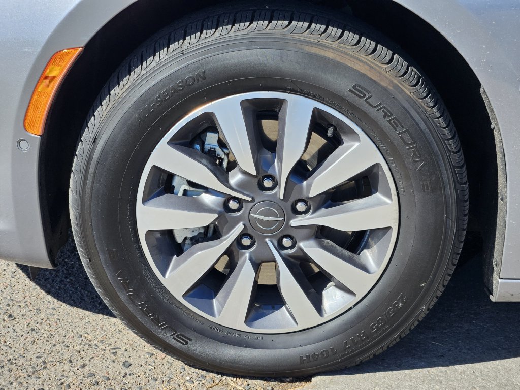 Used 2021 Chrysler Pacifica Touring-L FWD image 7