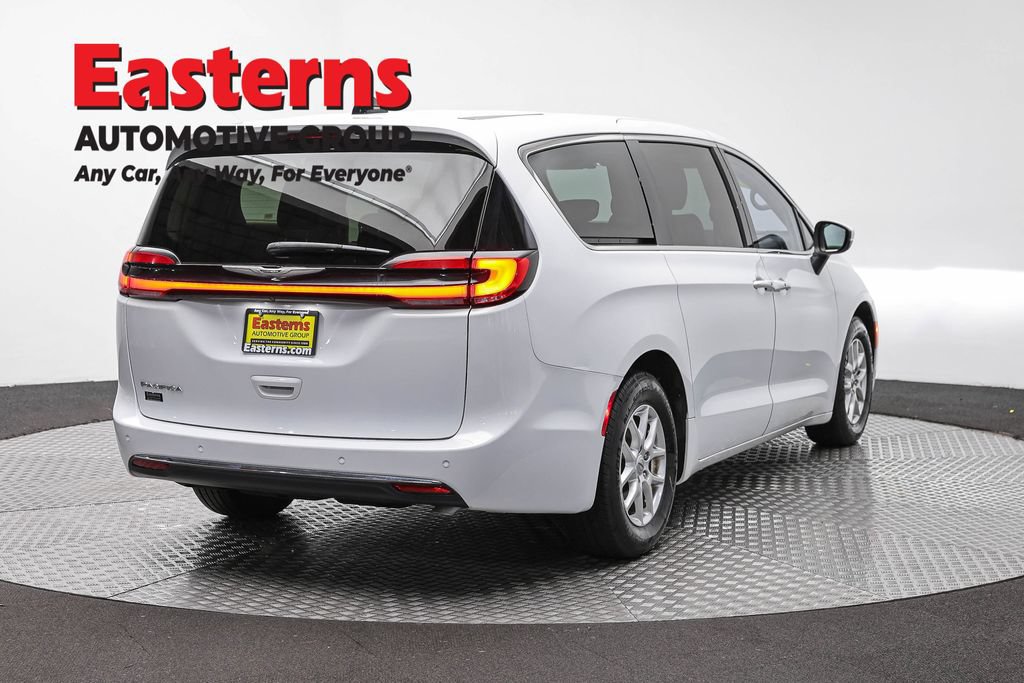 Used 2023 Chrysler Pacifica Touring-L FWD image 6