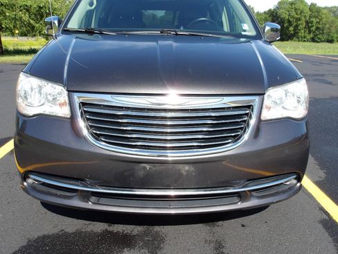Used 2016 Chrysler Town & Country Touring-L w/ Driver Convenience Group FWD image 32