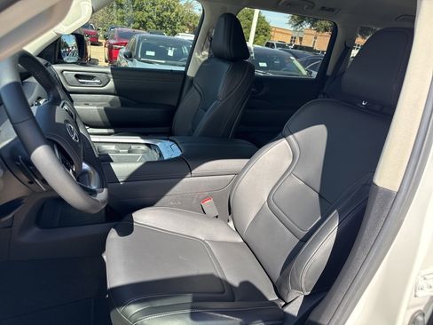 Certified 2025 Nissan Armada SV image 11